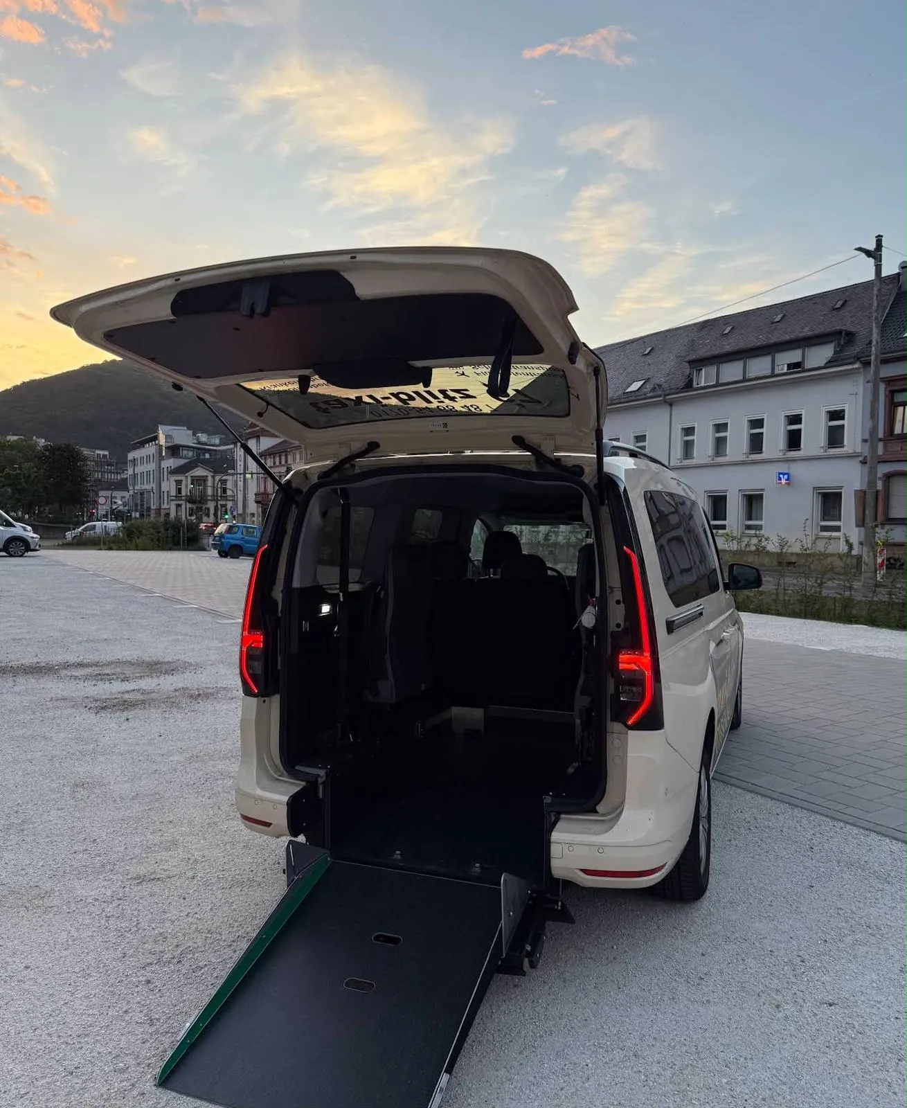 Großraumtaxi von TAXI-BLITZ 67 mit geöffnetem Kofferraum – viel Platz für Reisegepäck beim Flughafentransfer ab Neustadt an der Weinstraße